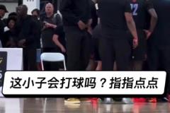 這位戴綠帽子長得像杜蘭特的男人會打球嗎，就在那指指點(diǎn)點(diǎn)