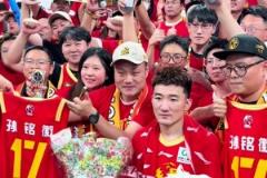 广厦现场球迷赛后为孙铭徽过生日 赛场齐唱生日歌