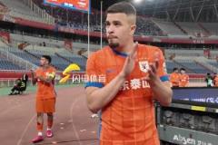 泰山队主场不敌申花遭两连败，球迷高喊“下一场打回来”