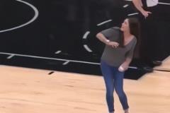 迪亚洛篮下和杰曼缠斗迪亚诺搂脖子+挥拳，裁判回看后维持杰曼普通犯规吹罚