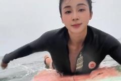 这体格！源哥又去冲浪了：在海里就会莫名其妙地觉得快乐~
