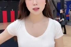 黑丝包臀裙！你说摆拍吧，她又有点东西