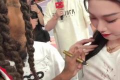关键这签名的位置？罗斯给国产卡戴珊肘姐衣服上签名~