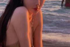 身材太頂了！美女詹密周麟嘉在海邊游玩：由內(nèi)而外自在發(fā)光的快樂