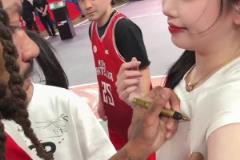 真敢??！肘子姐沁純直接讓羅斯在胸口簽名