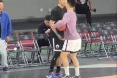 这么亲密吗？前CBA球员曹岩打招呼先摸对方老二