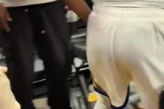 格林亲吻妻子牵着小宝贝回到更衣室。