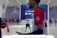 两个新生代顶流！名场面：笑哭！华子模仿哈里伯顿投篮！