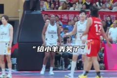 這球是小羊防守犯規(guī) 還是阿夢進(jìn)攻犯規(guī)呢？吧友們給分析分析