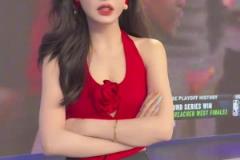 美娜脸色难看：一个兰德尔一个戈贝尔就把湖人打没了