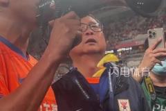 克雷桑赛后安抚球迷，球迷难压怒火