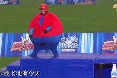 卡卡，這是我男神卡卡！踢了一輩子球最后被中國(guó)明星用球踢了