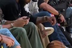 看球也闲不住！欧文坐在观众席秀了一波单指运球