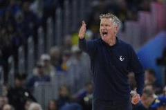 科尔：NBA规定投篮结束后可碰投篮手，总有人会因此骨折