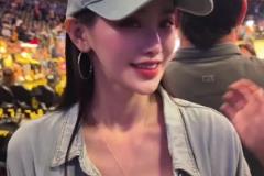 美女球迷現(xiàn)場看球被問到心中前三球星？詹姆斯&科比和愛德華茲~