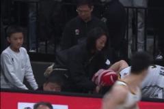 場下好兄弟！孫銘徽此前季后賽遭遼寧淘汰痛哭 趙繼偉暖心安慰