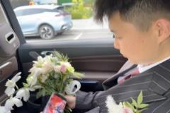 這是真的熱愛哈！男子結(jié)婚在婚車上拿著手機看火勇季后賽~