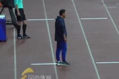 泰山2-3云南被逆轉(zhuǎn)，崔康熙無奈攤手，叉著腰隨后坐回了教練席