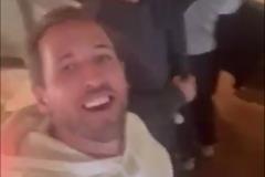 凱恩激情慶祝！縱情高歌香檳噴臉開心唱跳