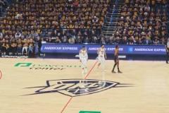 OKC的篮球之神！当威少登场时，雷霆主场球迷爆发热烈掌声