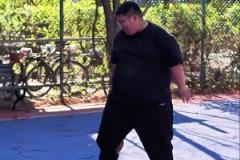從投籃動作看，以前也是打球打得不錯的