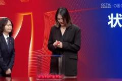 江蘇男籃的女經(jīng)理參加抽簽！這顏值和身材真不錯呀！