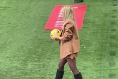 打几分？卡利乌斯妻子穿黑丝场边颠球