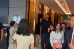 易建联回国出席活动，出绯闻之后看起来更羞涩了