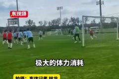 人氣直線上升！汪海健遭遇申花小粉絲們圍堵求簽名