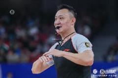 媒体人：杨鸣直言看到3个裁判拉扯令人痛苦，不抢戏是基本要求
