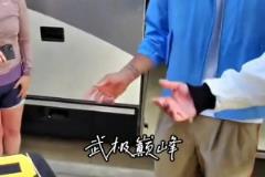 毫無架子！受傷的庫里為等候的球迷簽名