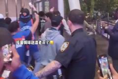 身穿0號(hào)球衣的塔圖姆球迷在麥迪遜廣場被紐約球迷“圍攻”