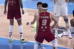 雷蒙頂防布朗，孫銘徽不滿反撞被吹進(jìn)攻犯規(guī)&驚訝攤手表示不解！