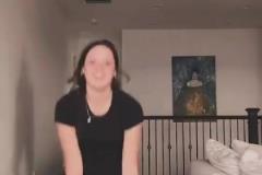 能驾驭么？弗拉格女友看着比他壮一些 ！