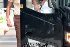 很難聽！雷霆球迷蹲在掘金大巴車前逐一“問候”