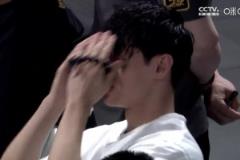 心急如焚看到球隊(duì)早早落后20分，場下曾凡博無奈抱頭……