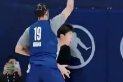 這對抗是真扎實??！楊瀚森在籃下強(qiáng)吃對手，生頂?shù)交@下一個2+1輕松愉快！