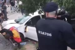 現(xiàn)場一片混亂！巴薩vs西班牙人場外發(fā)生車禍 有球迷倒在地上不起