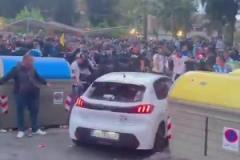 西班牙人vs巴薩賽前場外，一車輛突然加速沖入球迷人群，據(jù)悉未造成人員死亡