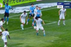 劉誠宇在己方禁區(qū)內(nèi)疑似手球，VAR回看后判定無犯規(guī)
