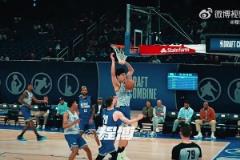 楊瀚森籃下扣籃打2+1，隊友趕忙跑過來喊：“YAO YAO YAO”