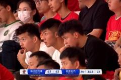 王钰栋刘浩帆麻皓齐现场观战CBA总决赛G5为广厦队加油