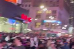 街上人山人海！這是尼克斯晉級(jí)后紐約不夜城熱鬧場(chǎng)景