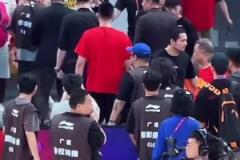 王楚淇觀看大巴黎訓練時被巴爾科拉抽了一腳，現場直呼：小心眼！