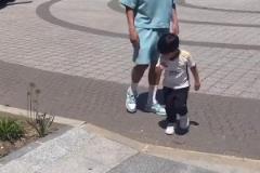 姆巴佩当众被小孩哥打了打，第一次看到姆巴佩被小孩子讨厌啊