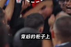 巴萨球员在更衣室庆祝前，打视频给躺病床上的费兰让他一起参与