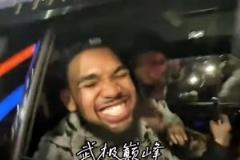 笑嘻了！唐斯坐車離開(kāi)時(shí)被尼克斯球迷圍住歡呼