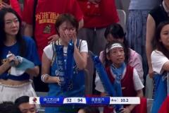 昨日翟曉川罰進最后關鍵兩罰時，場邊一北京女球迷激動哭了！