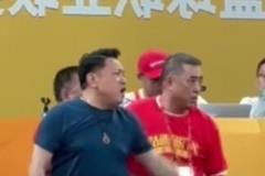廣廈老板鬧技術(shù)臺(tái)，孫銘徽踢足球，球迷欺負(fù)北京男籃工作人員~