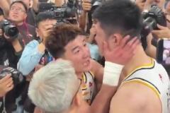 終于圓滿了！孫銘徽和隊(duì)友圍在一起 怒吼慶祝！隨后雙手抱著大秋